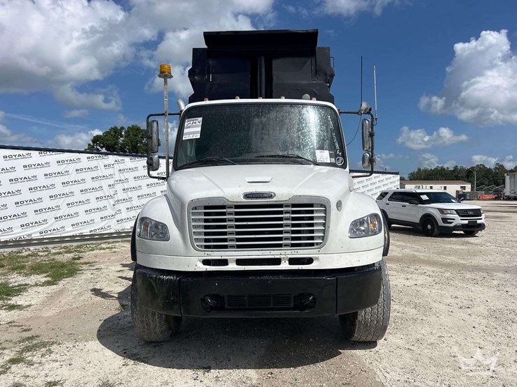 2013-freightliner-m2-106-image-48