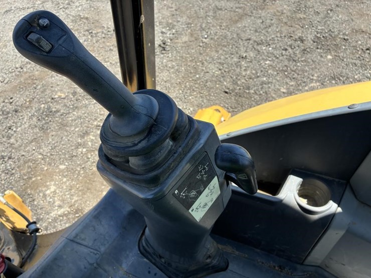 2022-caterpillar-430-image-40