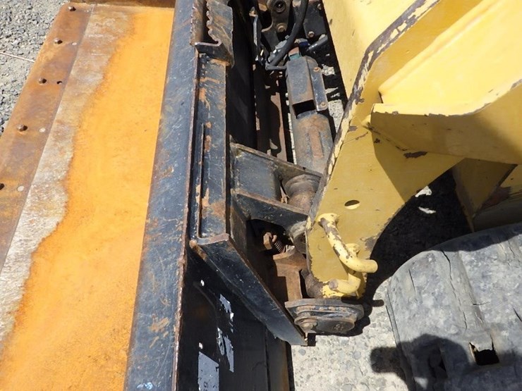2017-caterpillar-239d-image-15