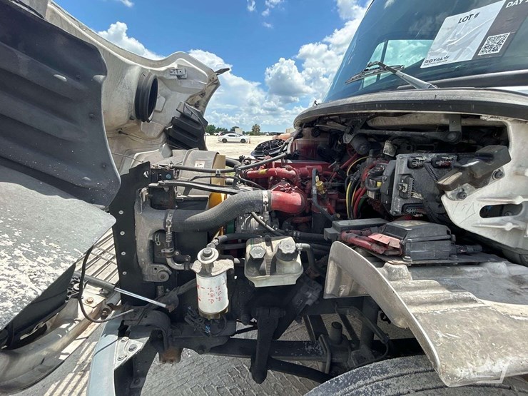 2017-freightliner-m2-106-image-9