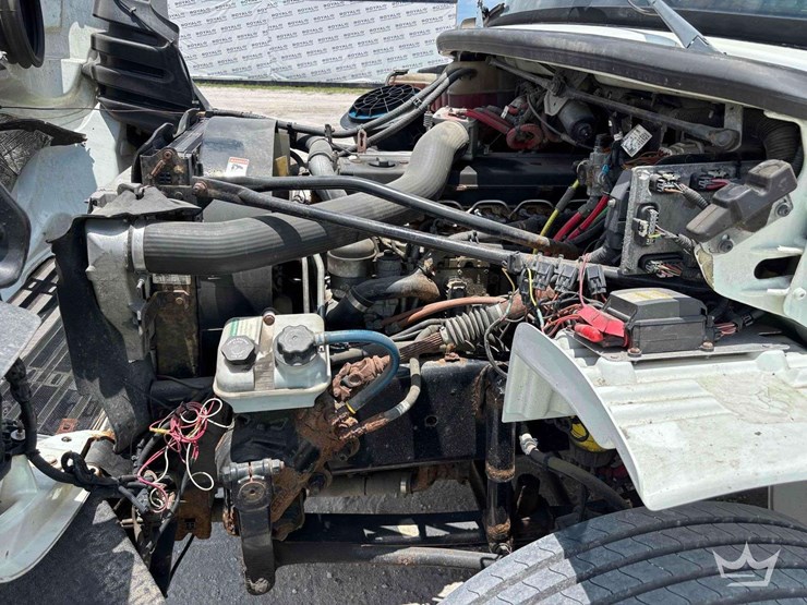2017-freightliner-m2-106-image-26