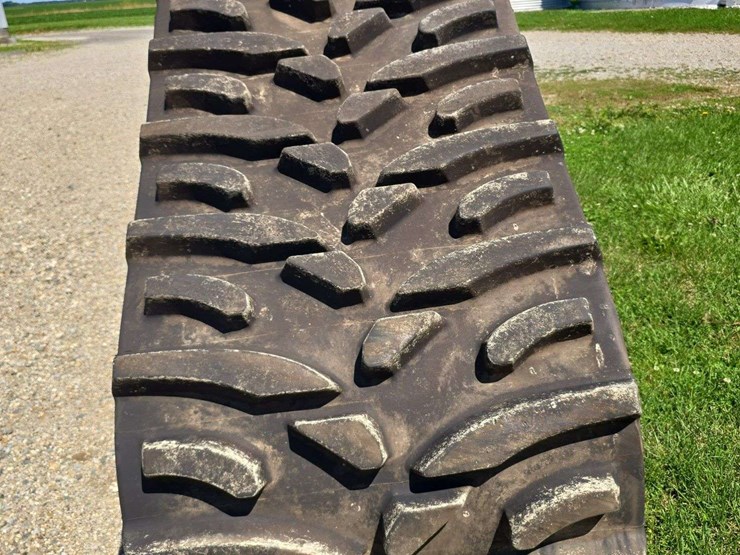 saucy-combine-tracks,-32''-very-low-use,-have-the-adapter-to-fit-a-jd-combine,-used-on-1-season-image-3