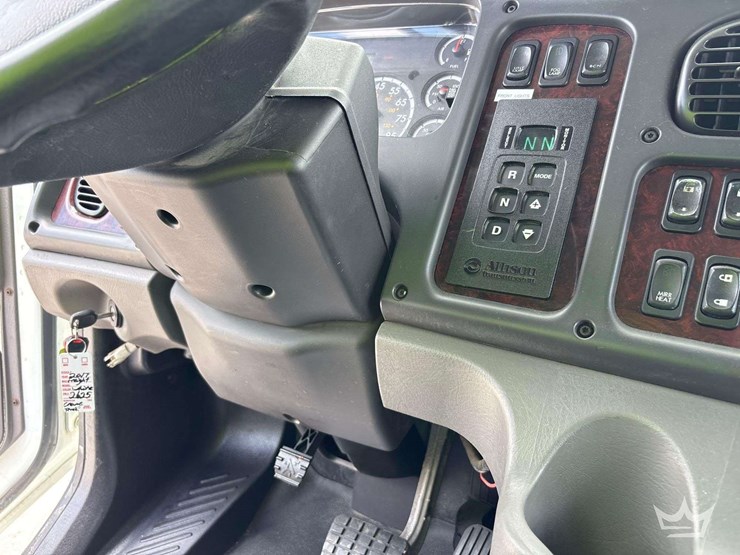 2017-freightliner-m2-106-image-34