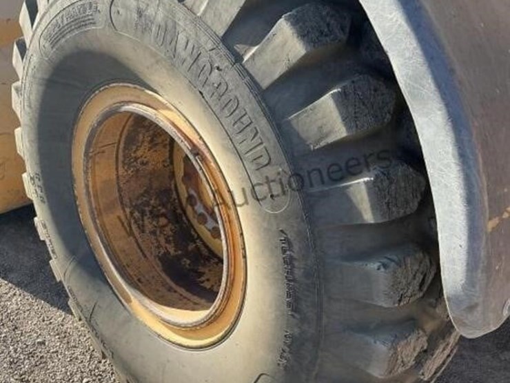 2017-deere-624k-image-9