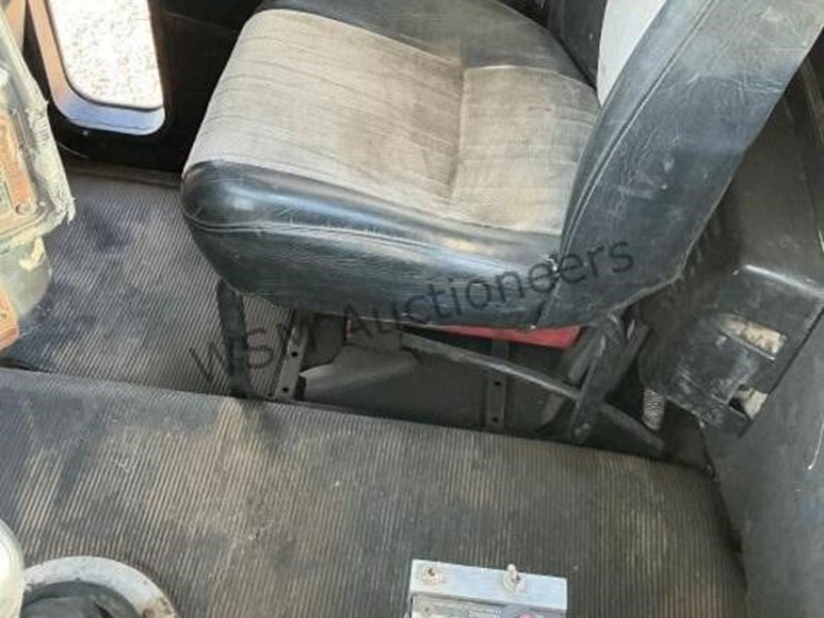 2001-freightliner-fld120-image-22
