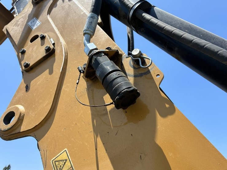 2022-caterpillar-430-image-18