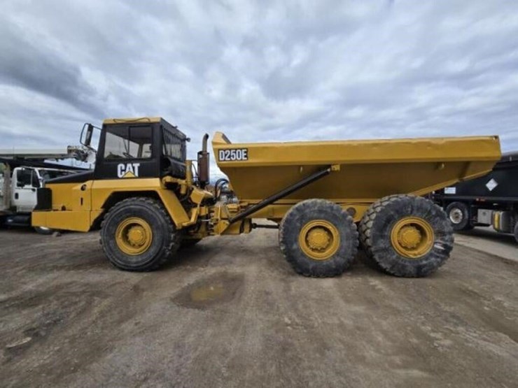 1996-caterpillar-d250e-image-10