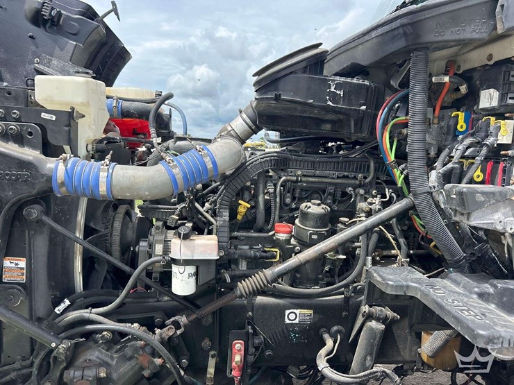 2015-peterbilt-567-image-13