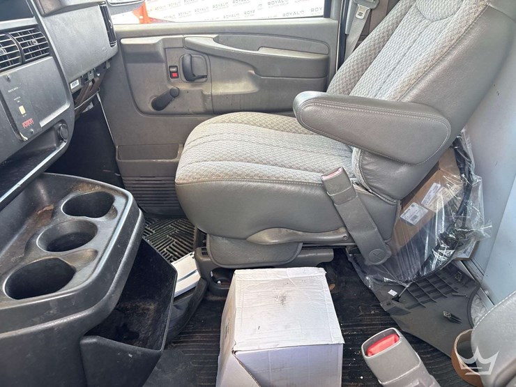2004-chevrolet-express-3500-enclosed-service-van-image-32
