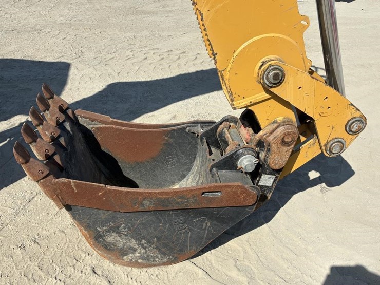 2022-caterpillar-430-image-22