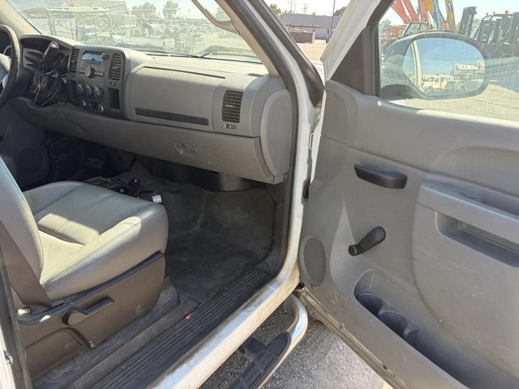 2012-chevrolet-silverado-2500-image-10