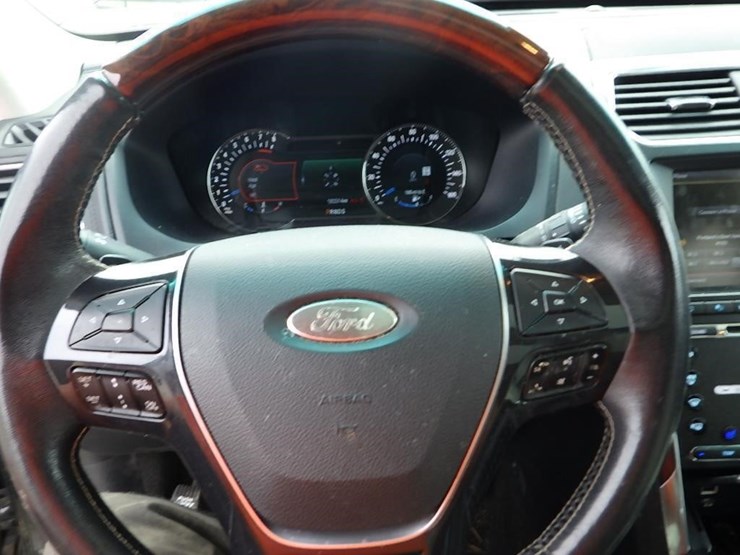 2016-ford-explorer-image-26