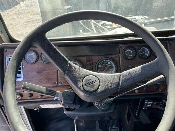 1999-freightliner-fld120-image-21