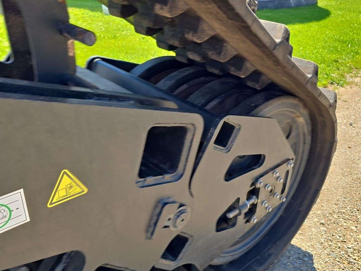 saucy-combine-tracks,-32''-very-low-use,-have-the-adapter-to-fit-a-jd-combine,-used-on-1-season-image-8