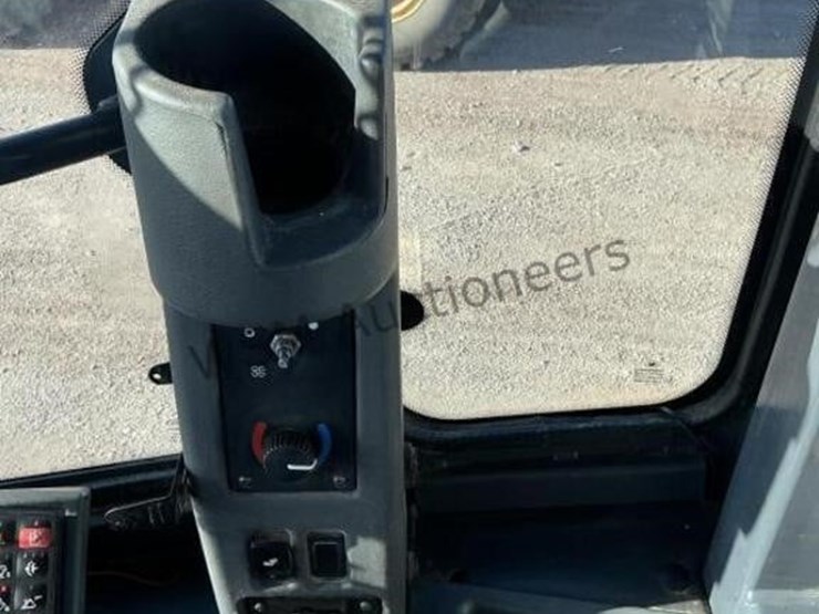2017-deere-624k-image-26
