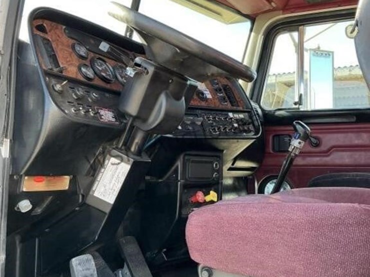 2004-peterbilt-378-image-22