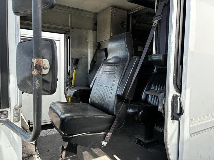 2002-workhorse-p42-image-19