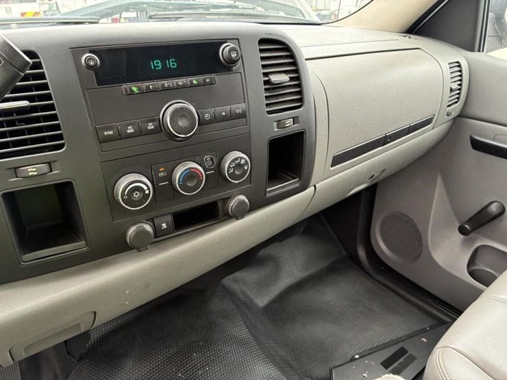 2011-chevrolet-silverado-2500-image-16