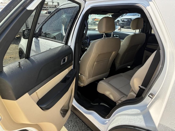 2017-ford-explorer-image-15