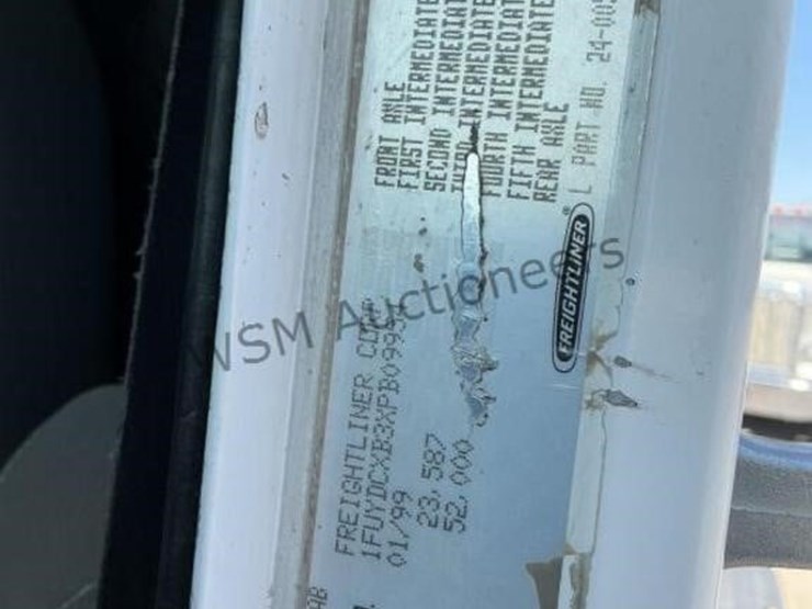1999-freightliner-fld120-image-19