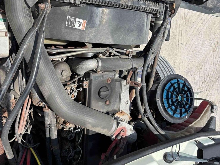 2017-freightliner-m2-106-image-28