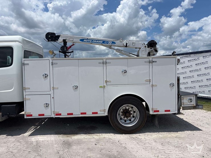 2017-freightliner-m2-106-image-7