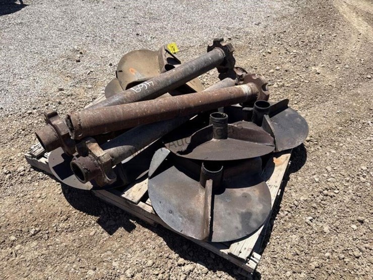 pallet-of-drive-shafts-&-spinners-for-spreader-image-5