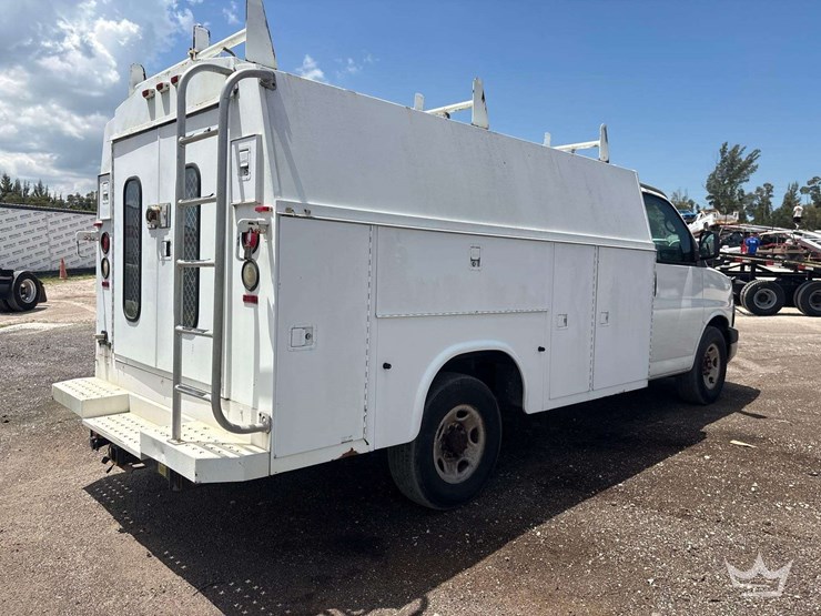 2004-chevrolet-express-3500-enclosed-service-van-image-3