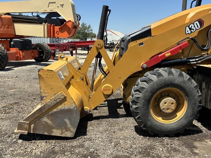 2022-caterpillar-430-image-5