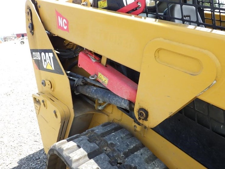 2018-caterpillar-239d-image-19