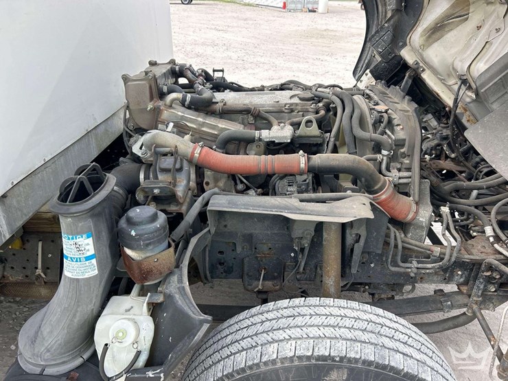 2015-isuzu-npr-image-9