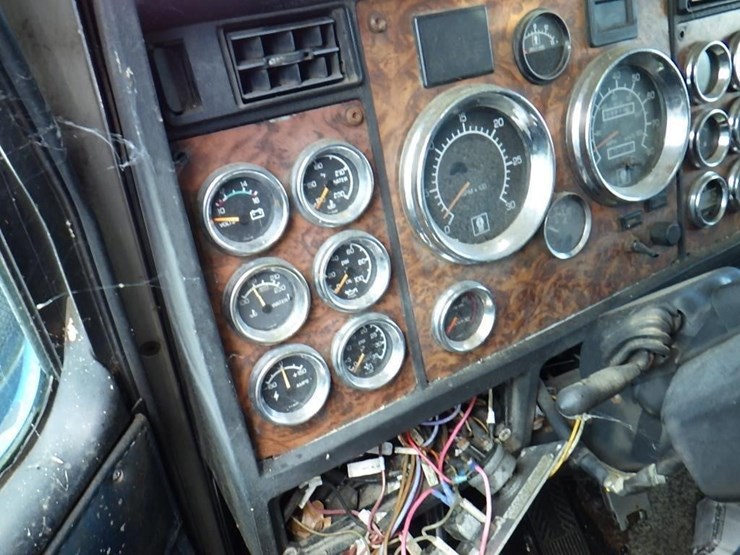 2000-kenworth-w900b-image-16