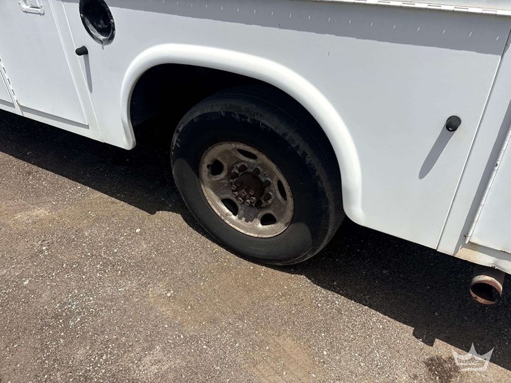 2004-chevrolet-express-3500-enclosed-service-van-image-16