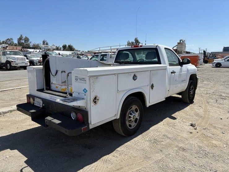 2011-chevrolet-silverado-2500-image-3
