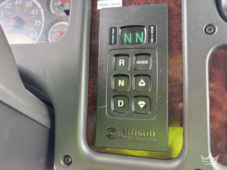 2017-freightliner-m2-106-image-36