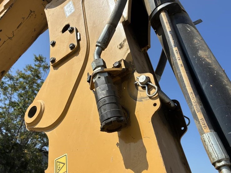 2022-caterpillar-430-image-19
