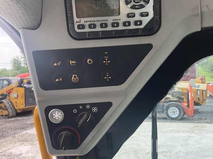 2021-jcb-3ts-8t-image-15