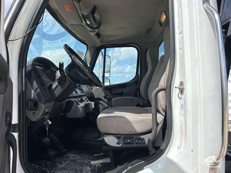 2013-freightliner-m2-106-image-13