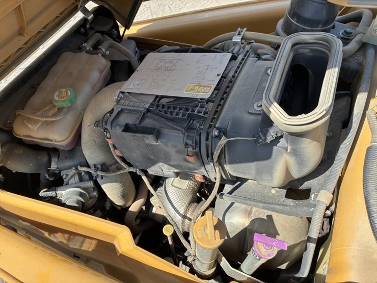 2022-caterpillar-430-image-42