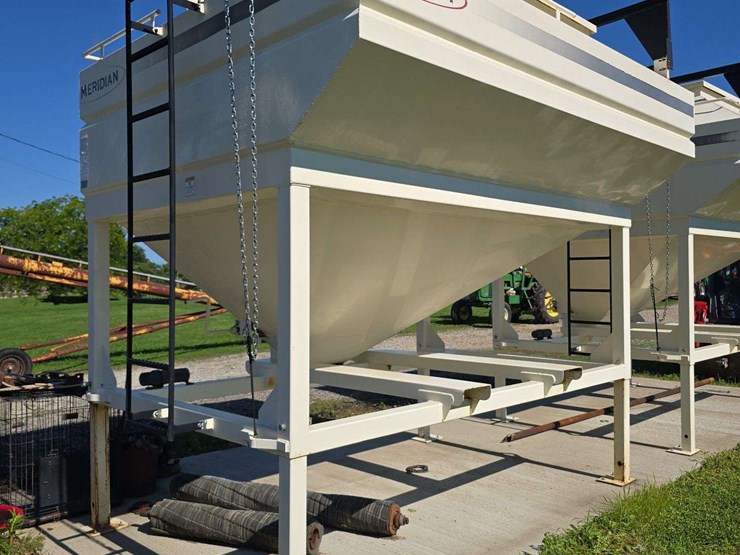 meridian-seed-hopper,-holds-300-units-of-beans,-with-forklift-pockets,-one-compartment-image-4