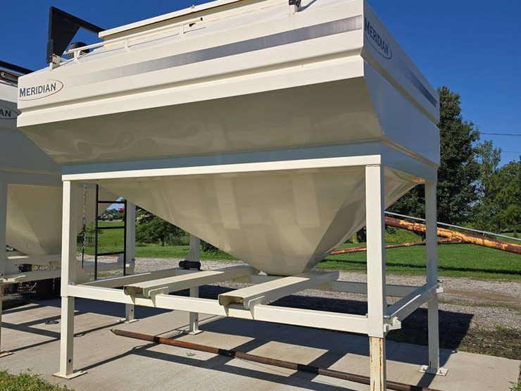 meridian-seed-hopper,-holds-300-units-of-beans,-with-forklift-pockets,-one-compartment-image-5