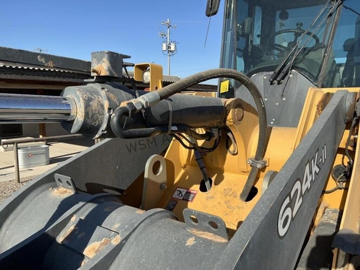 2017-deere-624k-image-12