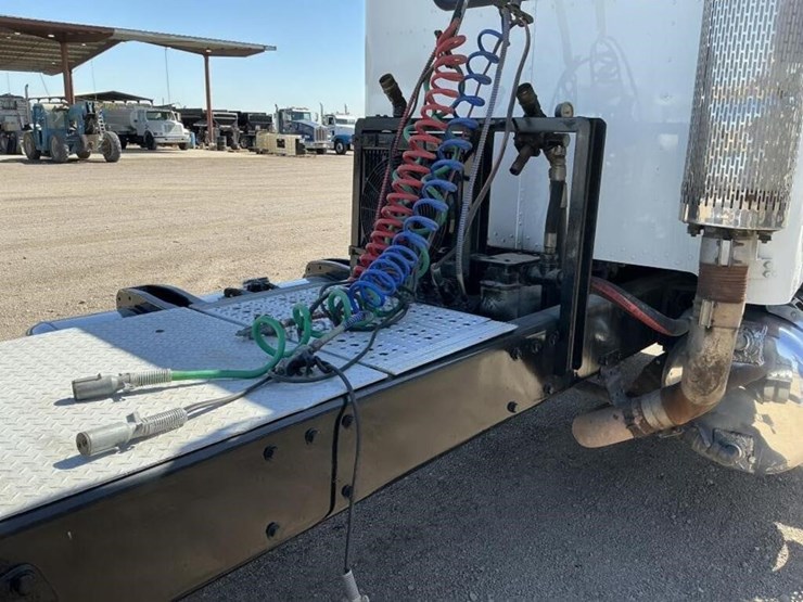1996-peterbilt-379-image-11