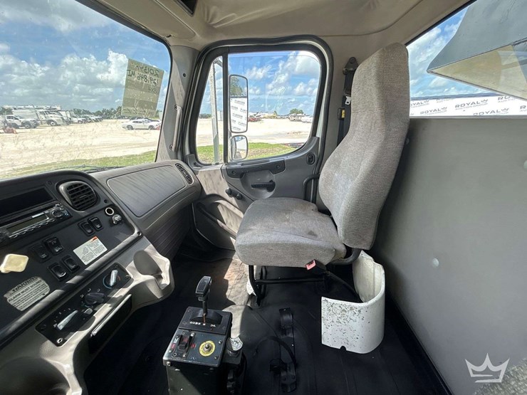 2013-freightliner-m2-106-image-20