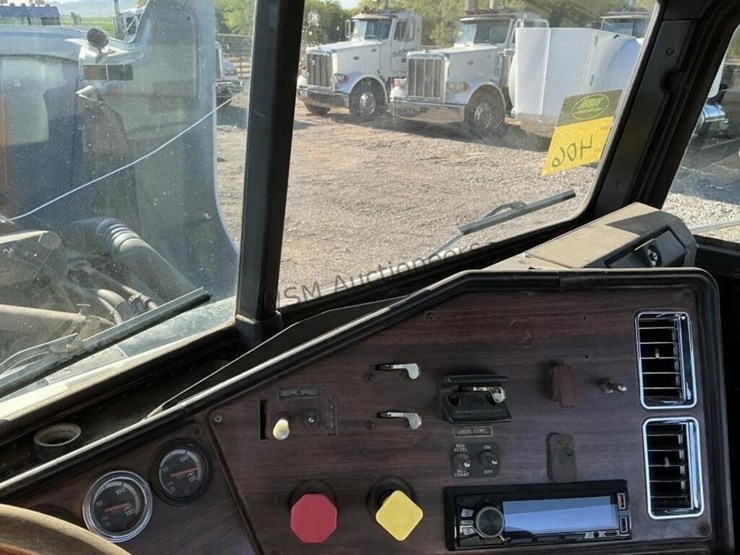 2000-freightliner-fld120-image-19
