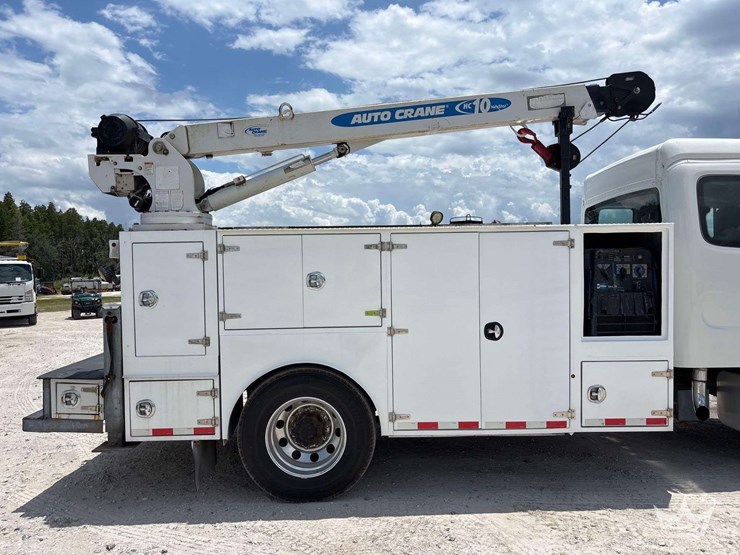 2017-freightliner-m2-106-image-9