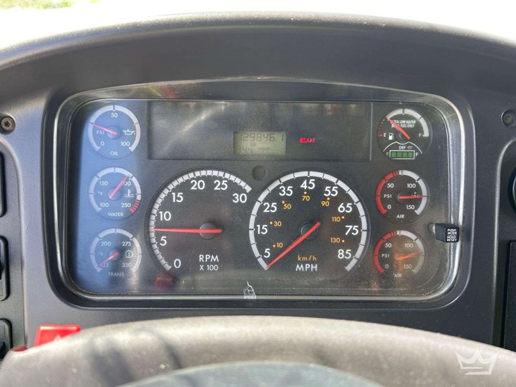 2013-freightliner-m2-106-image-17