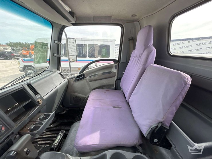 2015-isuzu-npr-image-22