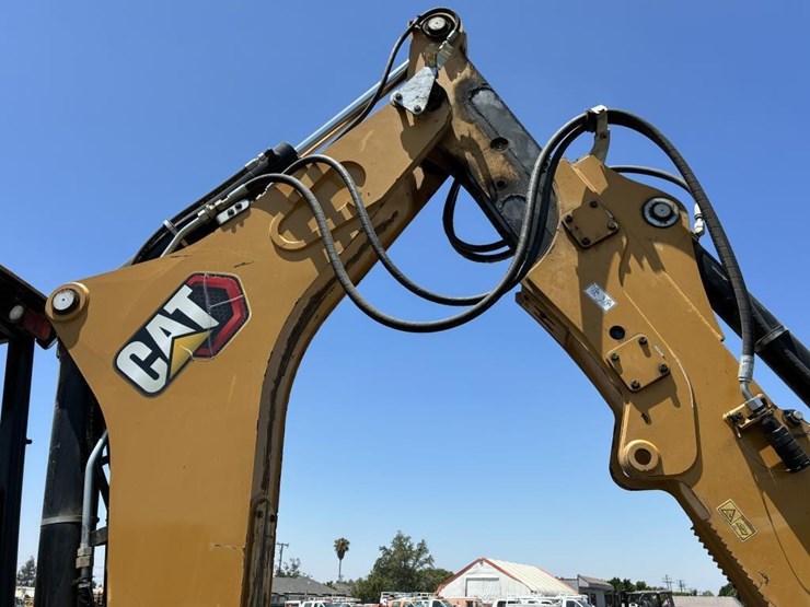 2022-caterpillar-430-image-17