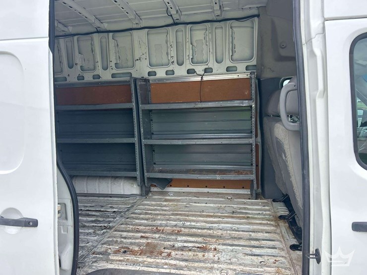 2017-nissan-nv2500hd-image-16
